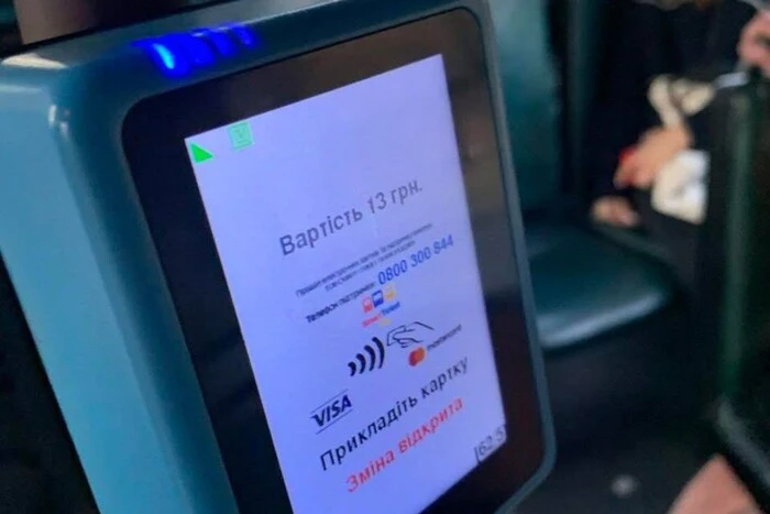 Перші зчитувачі карток запрацювали в київських бусах (знімки)