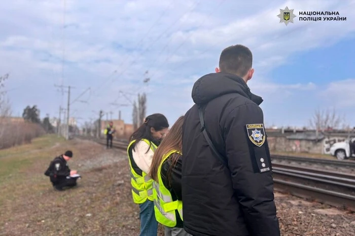 Трагедія на залізниці у Києві: 12-річний зачепер загинув під колесами електрички