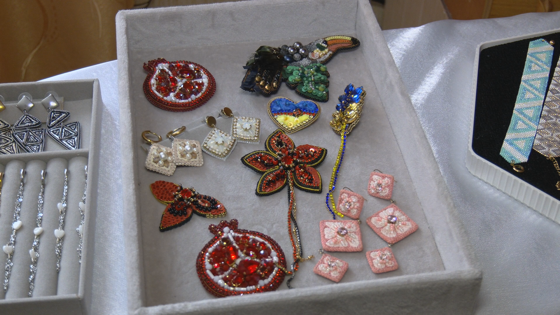 Після ГЕС — в мистецтво. Переселенка із Києва виготовляє прикраси після переїзду на Вінниччину