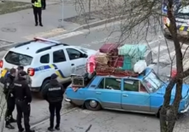 Kyiv: Cops Aid 70-Year-Old Displaced Person