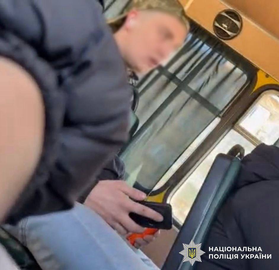 У Києві чоловік розпилив сльозогінний газ у маршрутці: йому вручили підозру