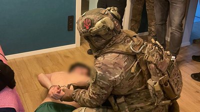 Київ: припинено діяльність кол-центру, який здирництвом вимагав кошти з позичальників криптовалют.