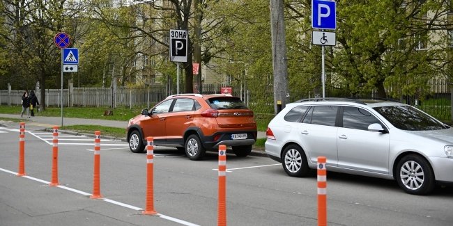 На вулиці Федора Кричевського поблизу лікарні покращили організацію паркування та пересування транспорту.