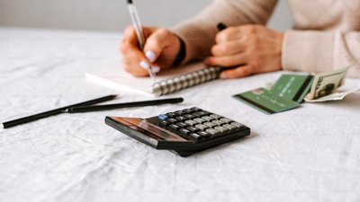 Киянин-пенсіонер втратив житло через борги по комунальним платежам: квартиру продали на торгах.