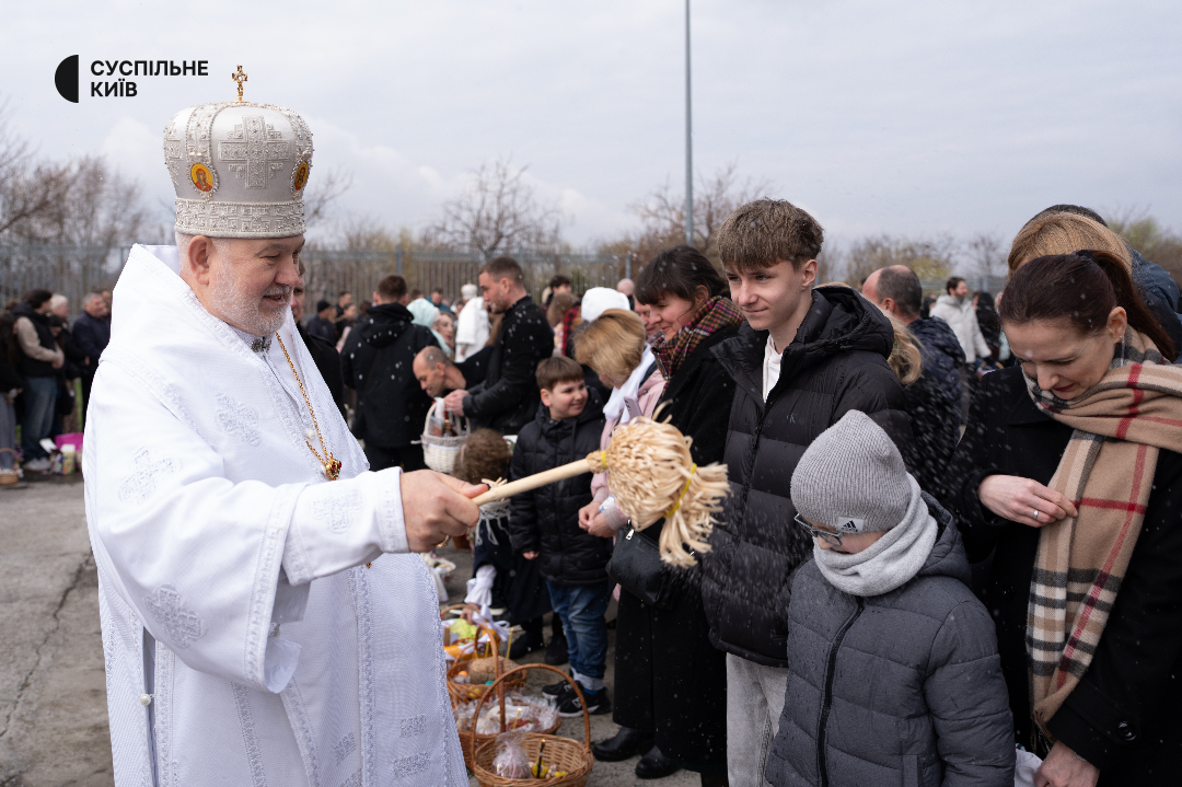 Великдень-2026: у столичних храмах моляться та освячують святкові кошики
