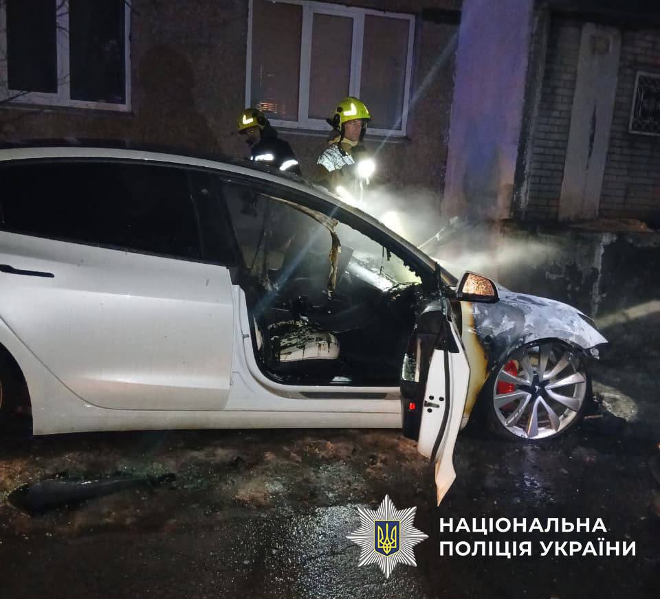 Спалили три автомобілі на замовлення РФ за 20 доларів: у Києві судитимуть хлопця і дівчину