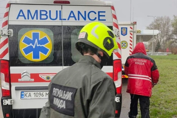 В Оболонському районі, служба порятунку витягла чоловіка з теплового колодязя.