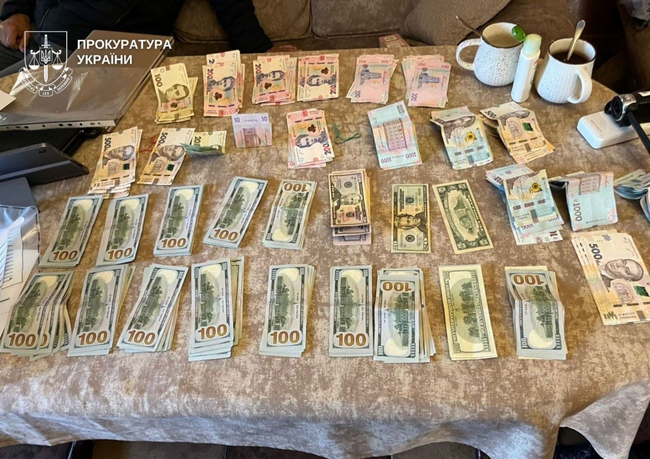 Допомагав іноземцям отримати посвідки на проживання в Україні: киянину вручили підозру