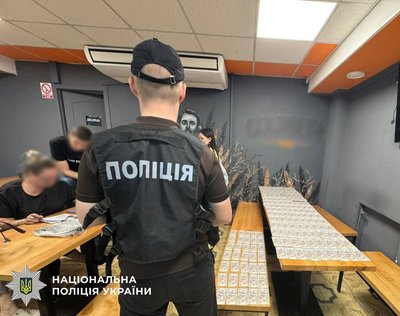 18 000$ за "бронь" та виїзд за кордон: правоохоронці вручили підозру киянці, їй загрожує до восьми років за ґратами