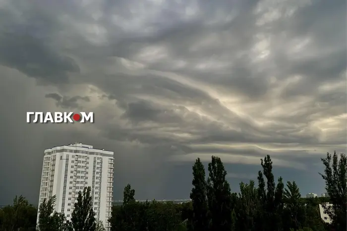 Київ накрила негода: злива та грім (відео)