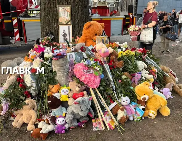 Київ: іноземні представники оглянули пошкоджений ракетою будинок (фото)