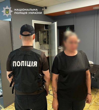 18 000$ за "бронь" та виїзд за кордон: правоохоронці вручили підозру киянці, їй загрожує до восьми років за ґратами
