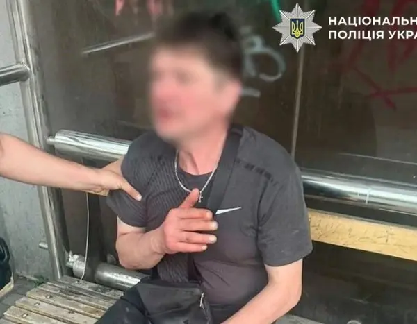 Київ: арештовано чоловіка за розбещення неповнолітньої у лікарняній вбиральні.
