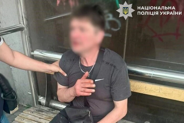 Розбещення дитини у туалеті медзакладу: поліція Києва затримала підозрюваного