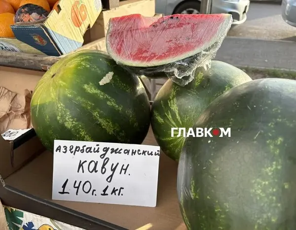 В Києві дебютували кавуни та дині: скільки коштують літні смаколики