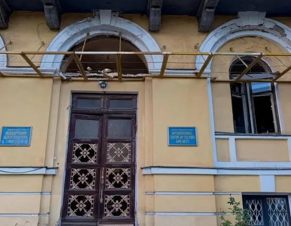 Жовтневий палац в Києві сильно постраждав внаслідок російського обстрілу (фото, відео).