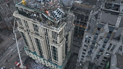 У серці Києва реконструюють БЦ Grand після ракетної атаки.