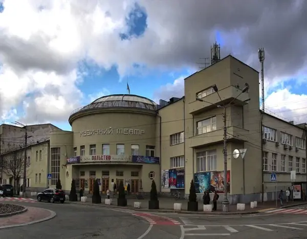 У Києві російські війська завдали шкоди Київській опері, покази призупинено
