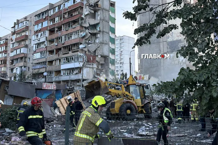 Напад на Київ: рятувальники оприлюднили кадри визволення особи