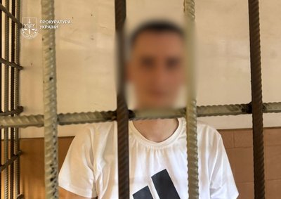 Приніс наркотики обвинуваченому прямо у залу суду: правоохоронці вручили киянину підозру