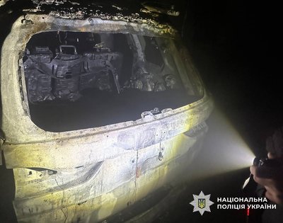 Підпалили автомобіль бізнесмена: столичні поліцейські повідомили про підозру двом фігурантам