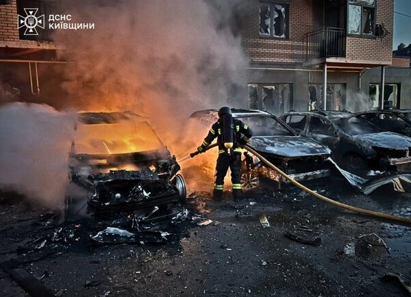 Київ під ударом: рятувальники шукають людей під завалами після масованої атаки