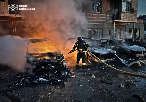 Київ під ударом: рятувальники шукають людей під завалами після масованої атаки