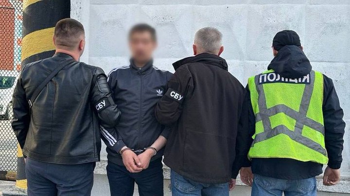 Спроба зупинити пересування військового потягу у Києві зловмисника, причетного до підпалу на Укрзалізниці, засуджено до 15 років позбавлення волі