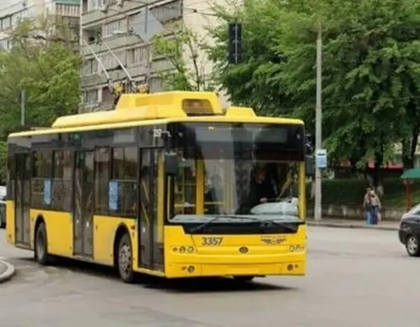 У головному місті перенаправили рух автобусів і тролейбусів, три трамвайні лінії зупинено.