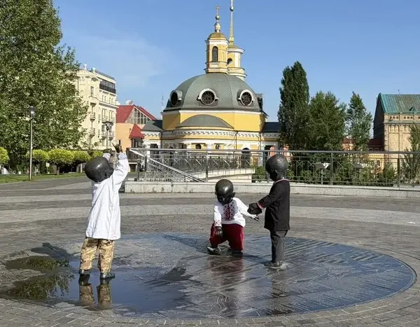 Крихітні засновники Києва одягли вишиті сорочки з усіх регіонів України.