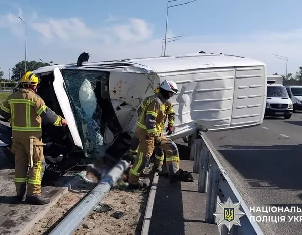 Фатальна аварія в Києві: на Богатирській мікроавтобус Volkswagen злетів у кювет після зіткнення.