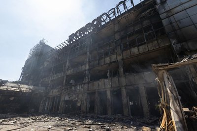 Рятувальники ДСНС розбирають фасад ТРЦ “Квадрат” на Лук’янівці