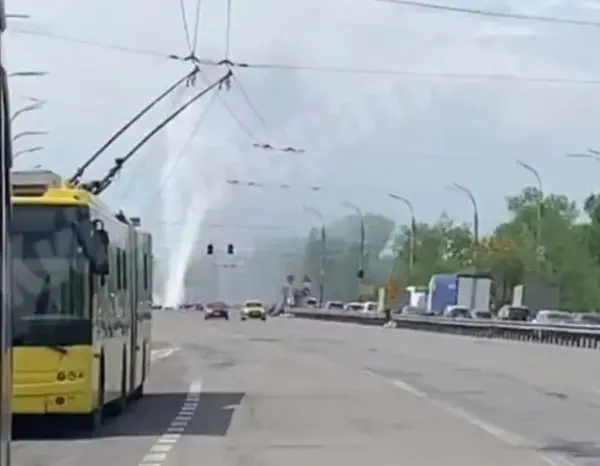 Прорив труби на Північному мосту: 10-метровий гейзер з-під асфальту (відео)