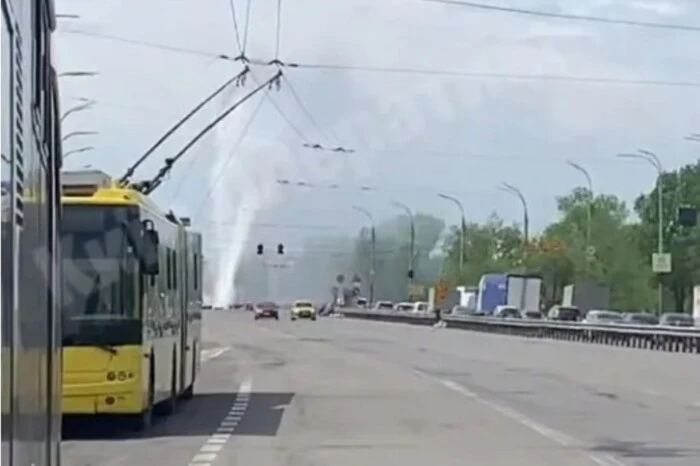 10-метровий фонтан посеред дороги: на Північному мосту прорвало трубу (відео)
