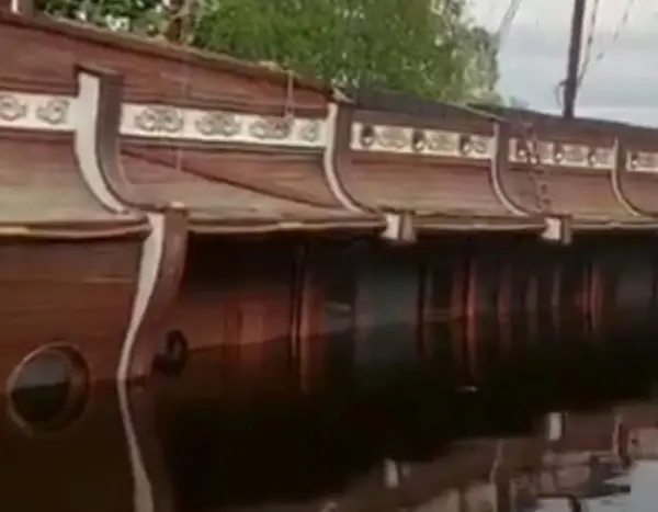 Славнозвісний плавучий ресторан Януковича в Межигір’ї затонув (відео).