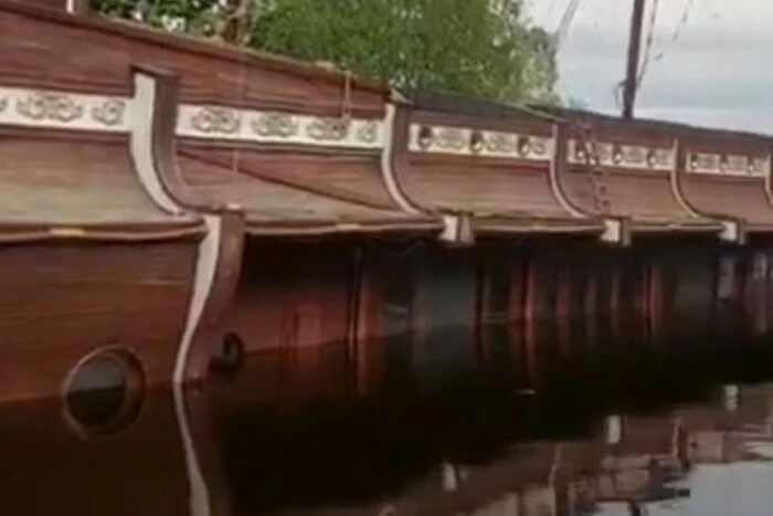Знаменитий корабель-ресторан Януковича в Межигір'ї пішов під воду (відео)