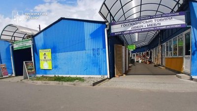 Бізнесмен у Києві оформив МАФи як нерухомість і отримав без торгів 1,4 га землі — прокуратура