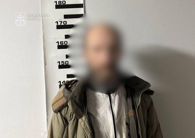 Приніс наркотики обвинуваченому прямо у залу суду: правоохоронці вручили киянину підозру