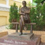 “Зберегти для нащадків”: київський демонтований пам’ятник Булгакову може придбати музей…