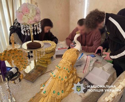 Залякували прокляттями і виманили 1,4 млн грн: у Києві судитимуть "ворожок". Серед ошуканих — родичі загиблих воїнів