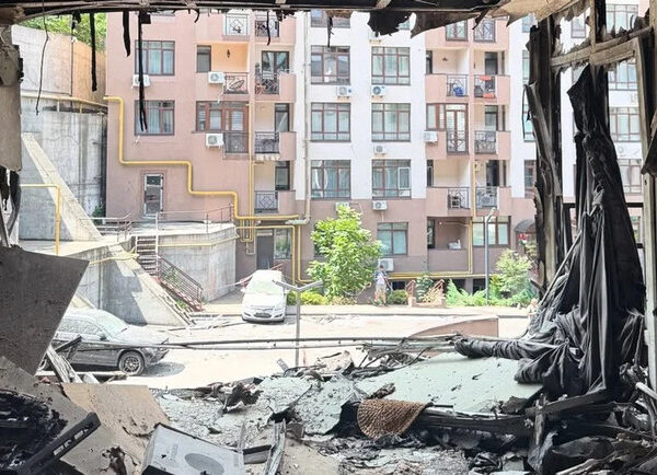 Скільки будинків відновили у Києві після обстрілів та чому інші ще довго чекатимуть своєї черги