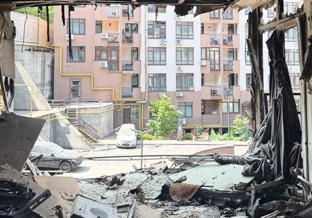 Скільки будинків після прильотів вже відремонтували в Києві, та чому багато будівель ще довго чекатимуть своєї черги. 