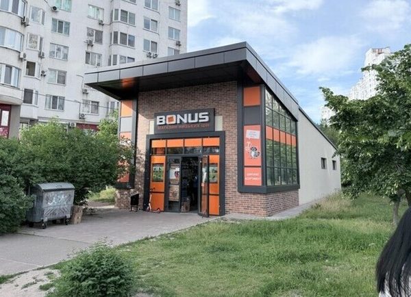 На Осокорках замість бомбосховища відкрито магазин: що пропонують покупцям
