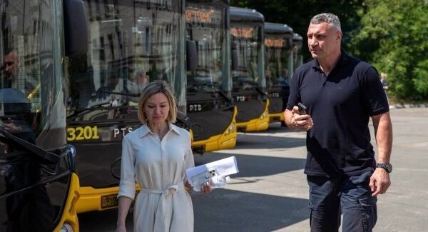 Сучасні низькопідлогові тролейбуси та автобуси тепер курсують київськими міськими маршрутами.