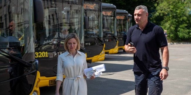 Сучасні низькопідлогові тролейбуси та автобуси тепер курсують київськими міськими маршрутами.