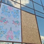 Візуальна естетика замість пошкоджених панелей: юні художники прикрашають вікна готелю&hellip;