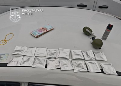 Вилучили 600 доз: правоохоронці викрили угруповання, яке збувало кокаїн у Києві, Київщині та Дніпрі