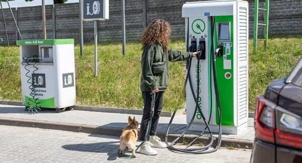 Столиця планує облаштувати 6,5 тисячі місць для встановлення зарядок для авто на електриці.