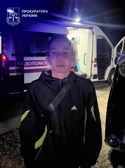 Перевищив швидкість, керуючи автомобілем у нетверезому стані та без водійського посвідчення, спричинивши наїзд на трьох пішоходів, один з яких загинув: на території Київщини 17-річного юнака повідомили про підозру.