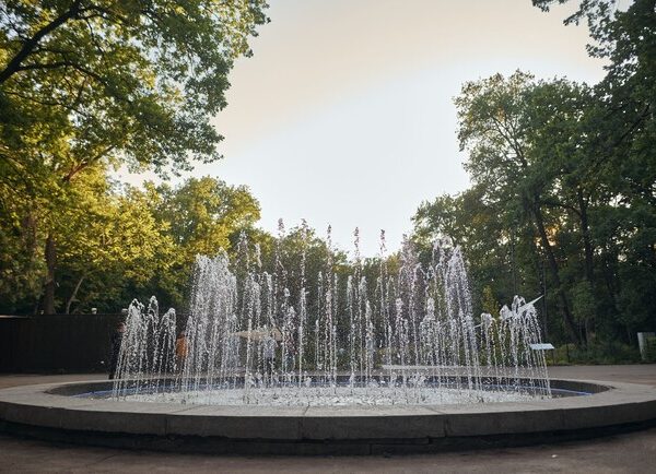 Відновлений фонтан біля Терапевтичного саду ВДНГ знову зачаровує відвідувачів